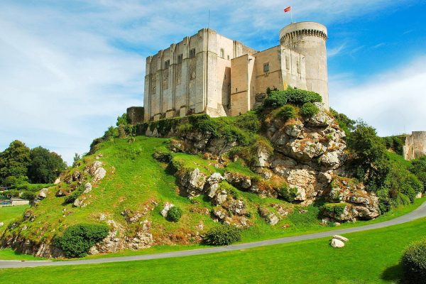 1200px-Chateau_de_Falaise_2008