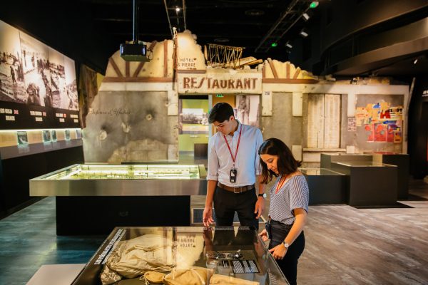 Visite_au_Memorial_de_Caen-Caen_la_mer_Tourisme___Les_Conteurs_Droits_reserves_Office_de_Tourisme___des_Congres
