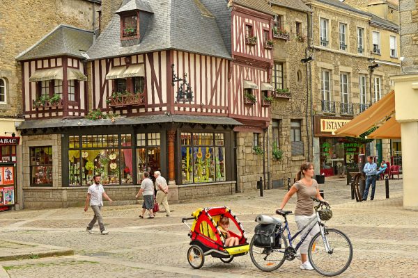 alencon-a-velo-avec-remorque-enfant-veloscenie