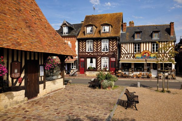 beuvron-en-auge-place-et-facades