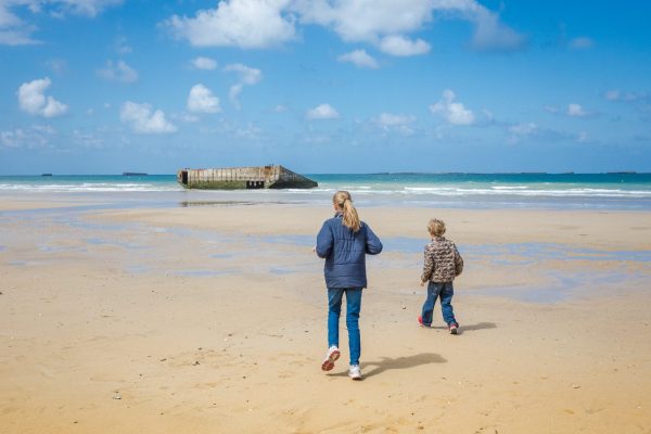 enfants-sur-la-plage-dday-anibas-photography-1600x900-1