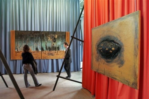 A picture taken 01 March 2007 at the Cartier Foundation for Contemporary art shows US film director David Lynch exhibition "The Air is on Fire". Lynch experiments in all forms of creation, from painting to photography, from drawing to the creation of art objects, from music to the digital reworking of photographic images. AFP PHOTO DOMINIQUE FAGET